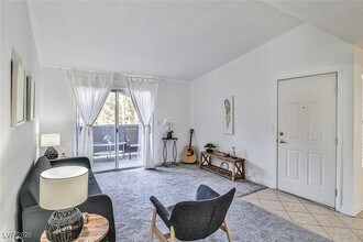 5055 W Hacienda Ave in Las Vegas, NV - Foto de edificio - Building Photo