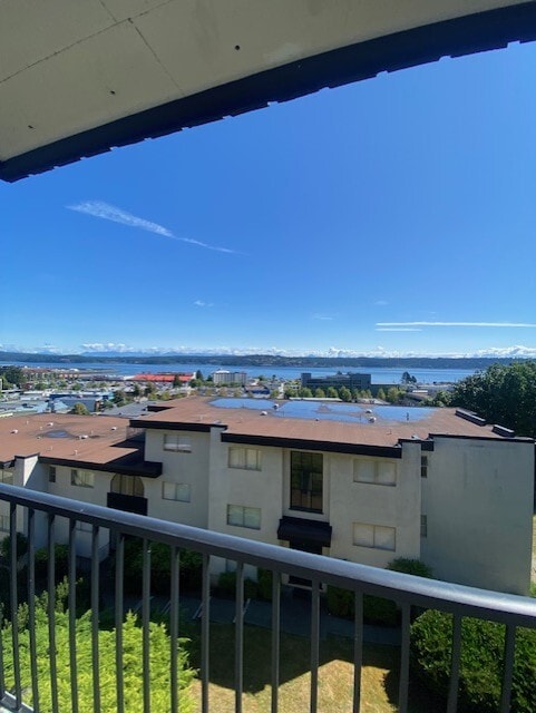 951 Cedar St in Campbell River, BC - Building Photo