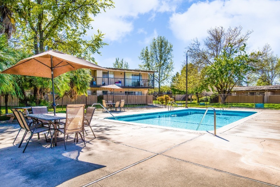 Garden Club Apartments in Sacramento, CA - Building Photo