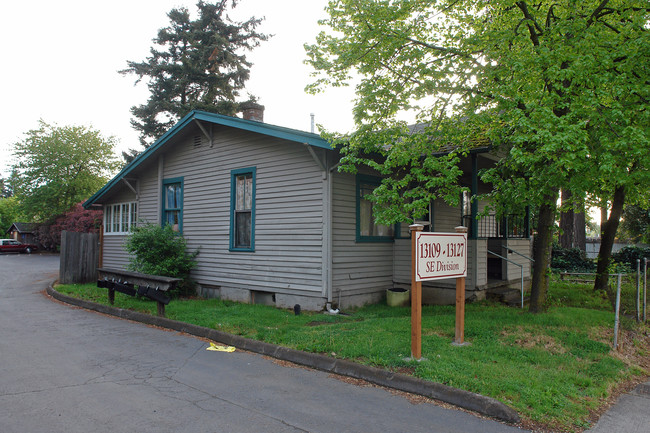 13109-13127 SE Division St in Portland, OR - Building Photo - Building Photo