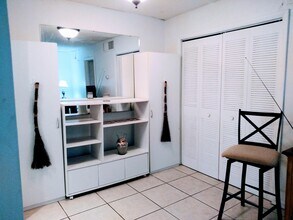 1204 S Lake Dr-Unit -5 in Lantana, FL - Foto de edificio - Building Photo