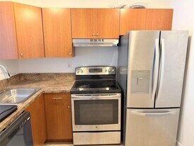 482 NW 165th St in Miami, FL - Building Photo