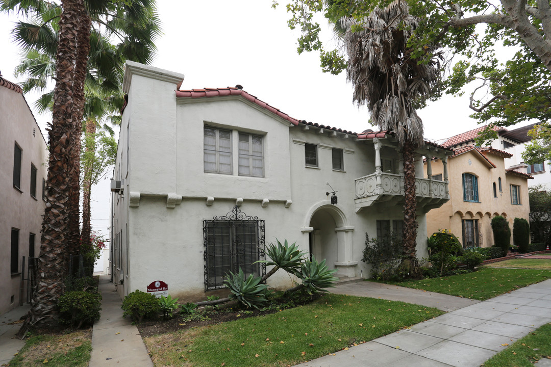 132 S Oakhurst Dr in Beverly Hills, CA - Building Photo