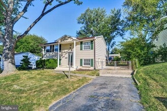 4512 Knoll Dr in Woodbridge, VA - Foto de edificio - Building Photo