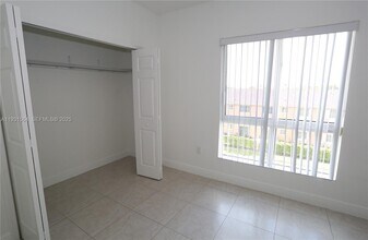 6151 NW 182nd Ln in Hialeah, FL - Foto de edificio - Building Photo