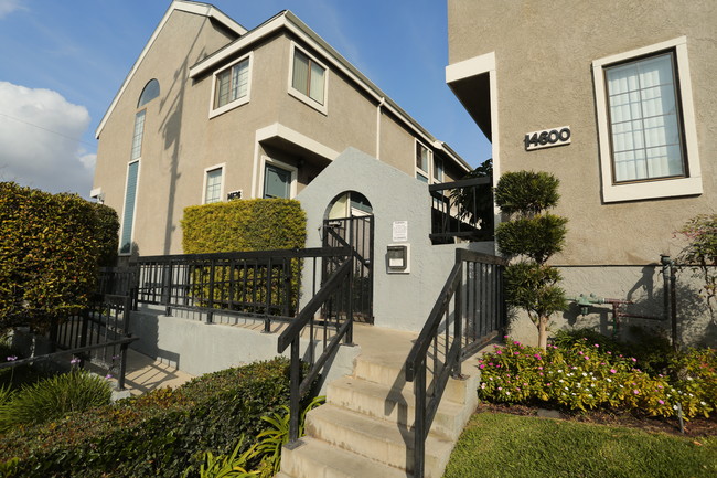 Larch Townhomes in Lawndale, CA - Building Photo - Building Photo