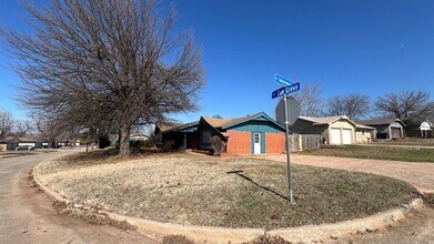335 W Silverwood Dr in Midwest City, OK - Building Photo - Building Photo