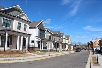 4647 Molder Dr in Buford, GA - Foto de edificio - Building Photo