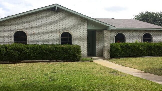 property at 1711 W Spring Creek Pkwy