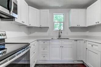 2910 E 12th St in Austin, TX - Building Photo - Building Photo