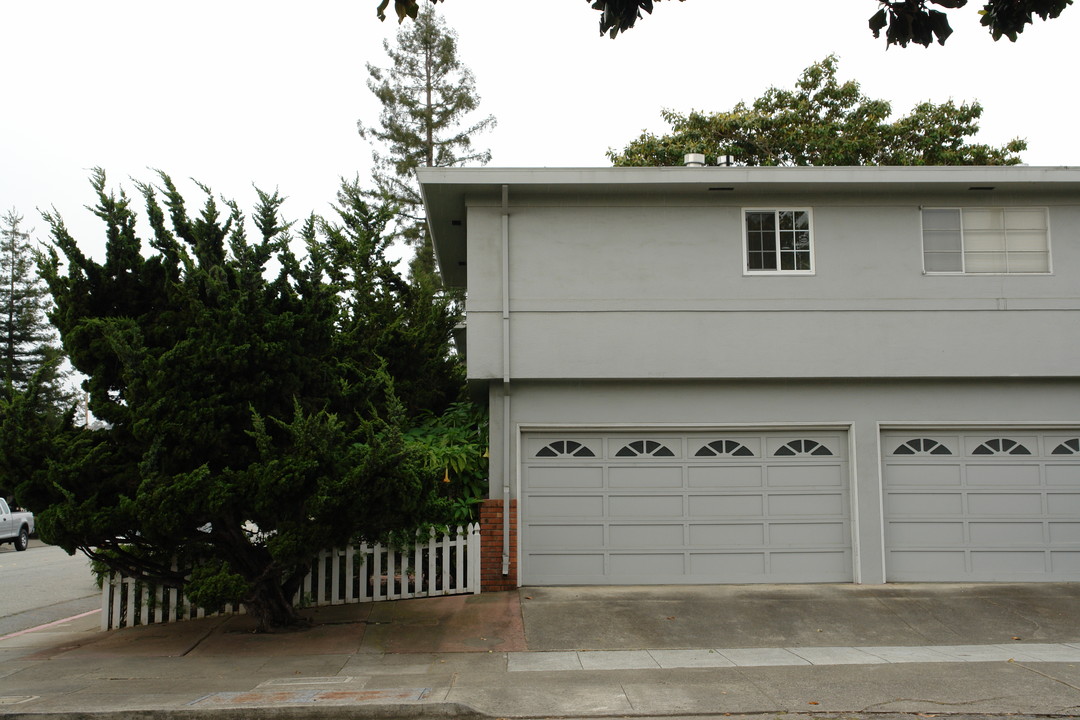 1304 Holly St in San Carlos, CA - Building Photo