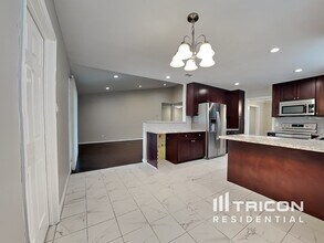 8127 Twin Hills Dr in Houston, TX - Building Photo - Building Photo