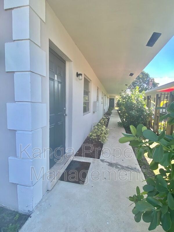 220 SW 8th St in Fort Lauderdale, FL - Building Photo - Building Photo