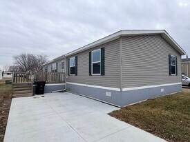 2121 Four Seasons Dr in Ankeny, IA - Building Photo