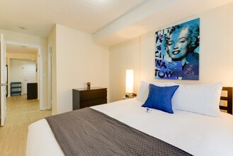 160 Simcoe St in Toronto, ON - Building Photo - Building Photo