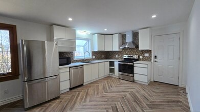 37 Maple Ridge Dr in Farmington, CT - Building Photo - Building Photo
