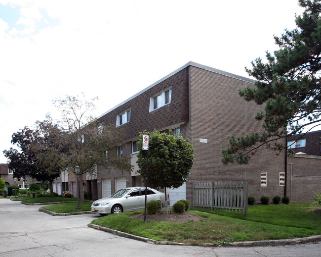 841-847 Tandridge Cres in Toronto, ON - Building Photo - Primary Photo