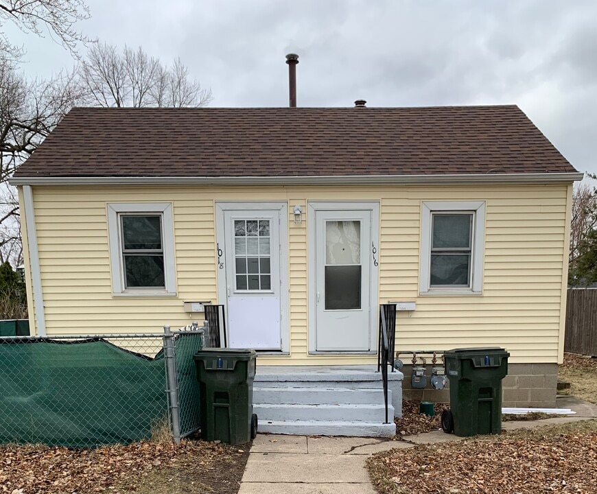 1016 Campbell Ave, Unit 1016 in Waterloo, IA - Foto de edificio