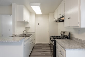 Village Meadows in Santa Ana, CA - Foto de edificio - Interior Photo
