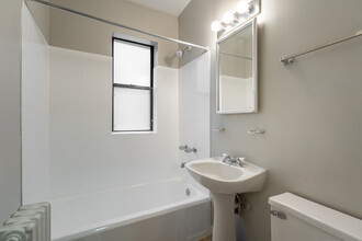 Woodlawn House Apartments in Chicago, IL - Building Photo - Interior Photo