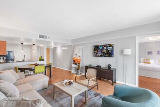 1200 Brickell Bay Dr in Miami, FL - Building Photo - Building Photo