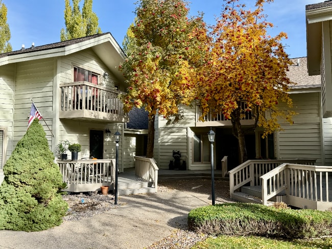 185 Golf Terrace Dr in Bigfork, MT - Building Photo - Building Photo