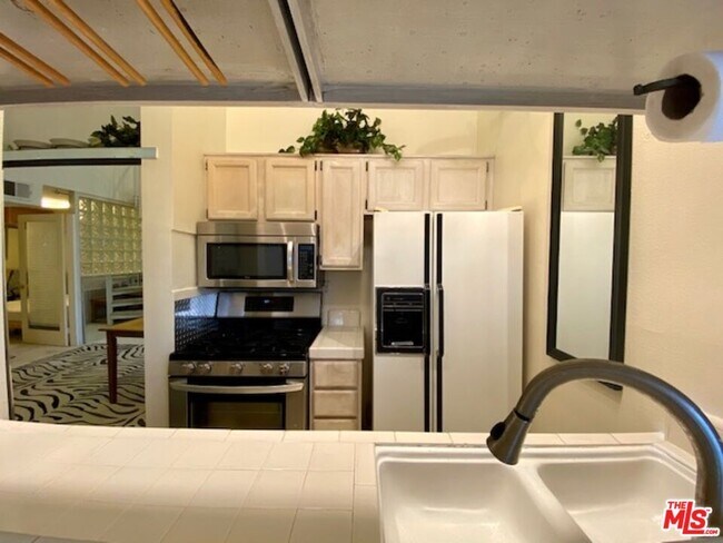 10960 Ashton Ave in Los Angeles, CA - Building Photo - Building Photo