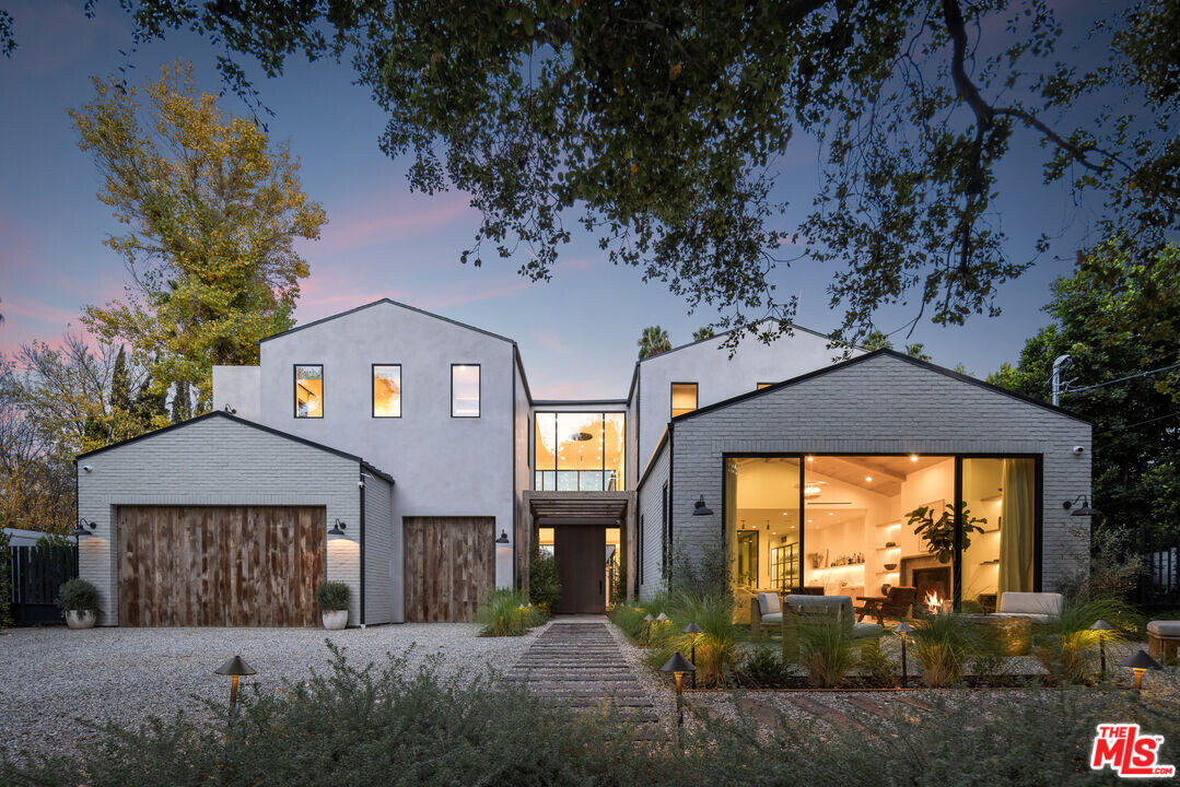 4826 Woodley Ave in Los Angeles, CA - Building Photo