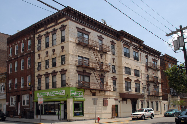 220 64th St in West New York, NJ - Building Photo - Building Photo