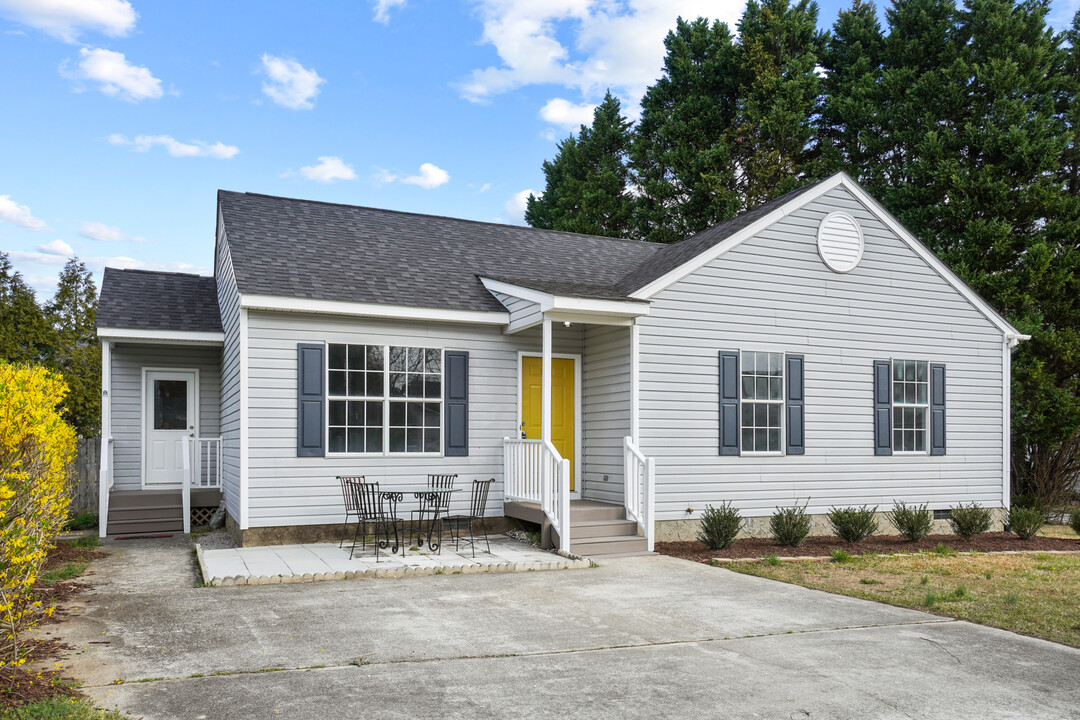 800 Napleton Cir in Apex, NC - Building Photo