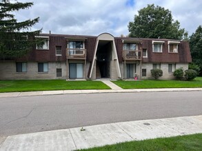 Adams Lake Apartments in Waterford, MI - Building Photo - Building Photo