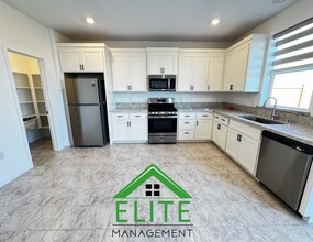 9992 Alpine Gold Wy in Sacramento, CA - Building Photo - Building Photo