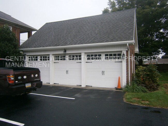 2050 E Market St in East York, PA - Building Photo - Building Photo