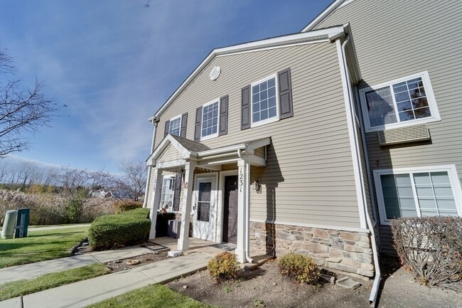 1231 Silverstone Dr, Unit 1231 in Carpentersville, IL - Foto de edificio - Building Photo