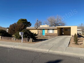 2601 Louise Ave in Kingman, AZ - Foto de edificio - Building Photo