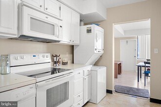 3709 S George Mason Dr in Falls Church, VA - Building Photo - Building Photo