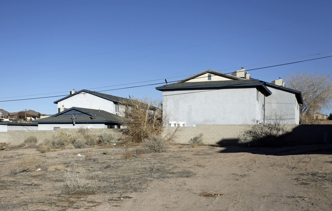 15814 Olalee Rd in Apple Valley, CA - Foto de edificio