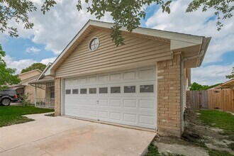 15934 Barbarossa Dr in Houston, TX - Foto de edificio - Building Photo