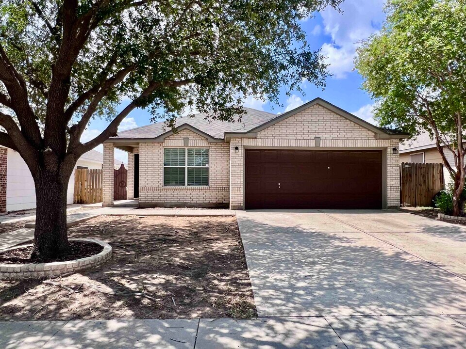 11110 Revilla Dr in Laredo, TX - Foto de edificio