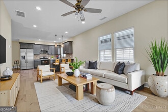 998 Mayson Turner Rd NW in Atlanta, GA - Building Photo - Building Photo