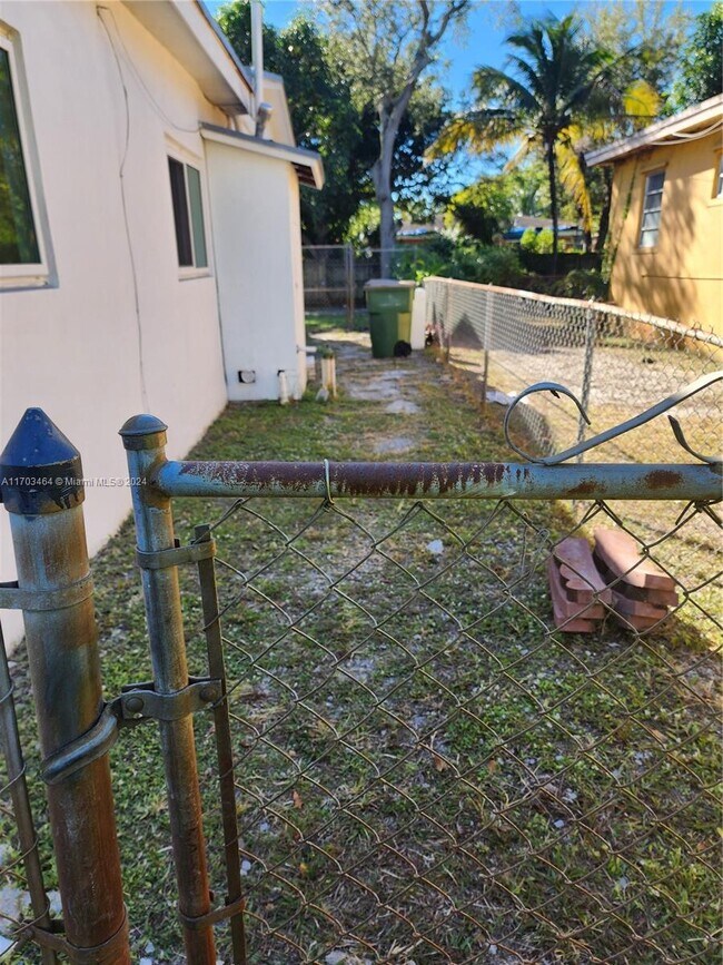 940 NE 147th St-Unit -1 in Miami, FL - Foto de edificio - Building Photo