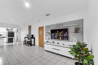 980 W 43rd Pl in Hialeah, FL - Building Photo - Building Photo