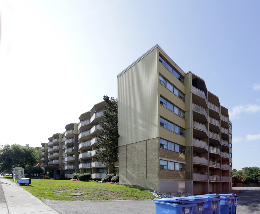 Cardinal Plaza in Hamilton, ON - Building Photo