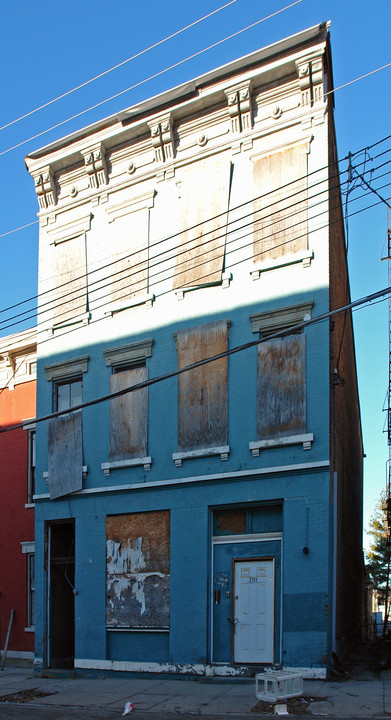 2131 Colerain Ave in Cincinnati, OH - Foto de edificio