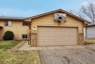 1027 Eastview Cir in Shakopee, MN - Building Photo