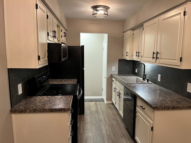 770 N Main St in Plainwell, MI - Foto de edificio - Building Photo