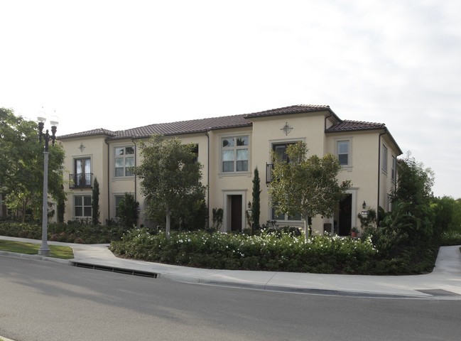 Woodbury Walk Apartment in Irvine, CA - Building Photo - Building Photo