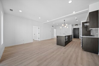 1801 W Grand Ave, Unit 403 in Chicago, IL - Building Photo - Building Photo