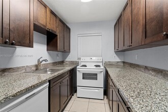 980 NE 170th St in North Miami Beach, FL - Building Photo - Building Photo