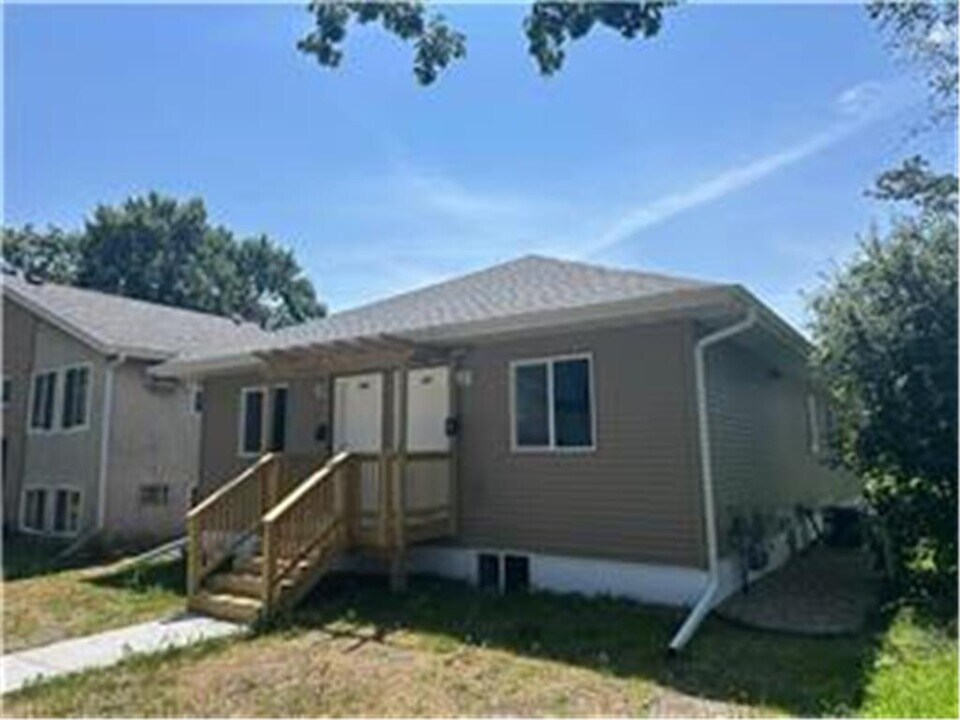 468 Thomas Ave W in St. Paul, MN - Building Photo